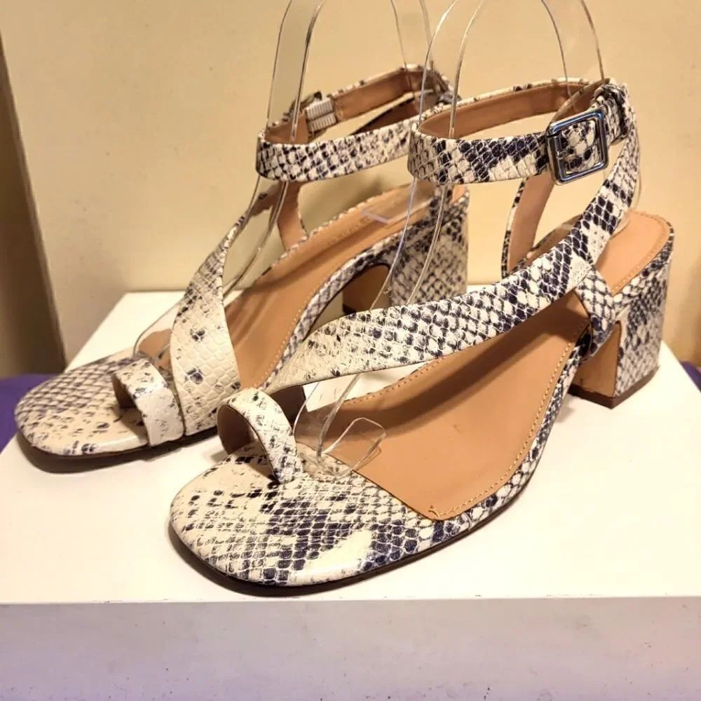 BCBG "Danni" Snakeskin Print Leather Toe Ring Chunky Heel Sandals Sz.8/38.5 $150